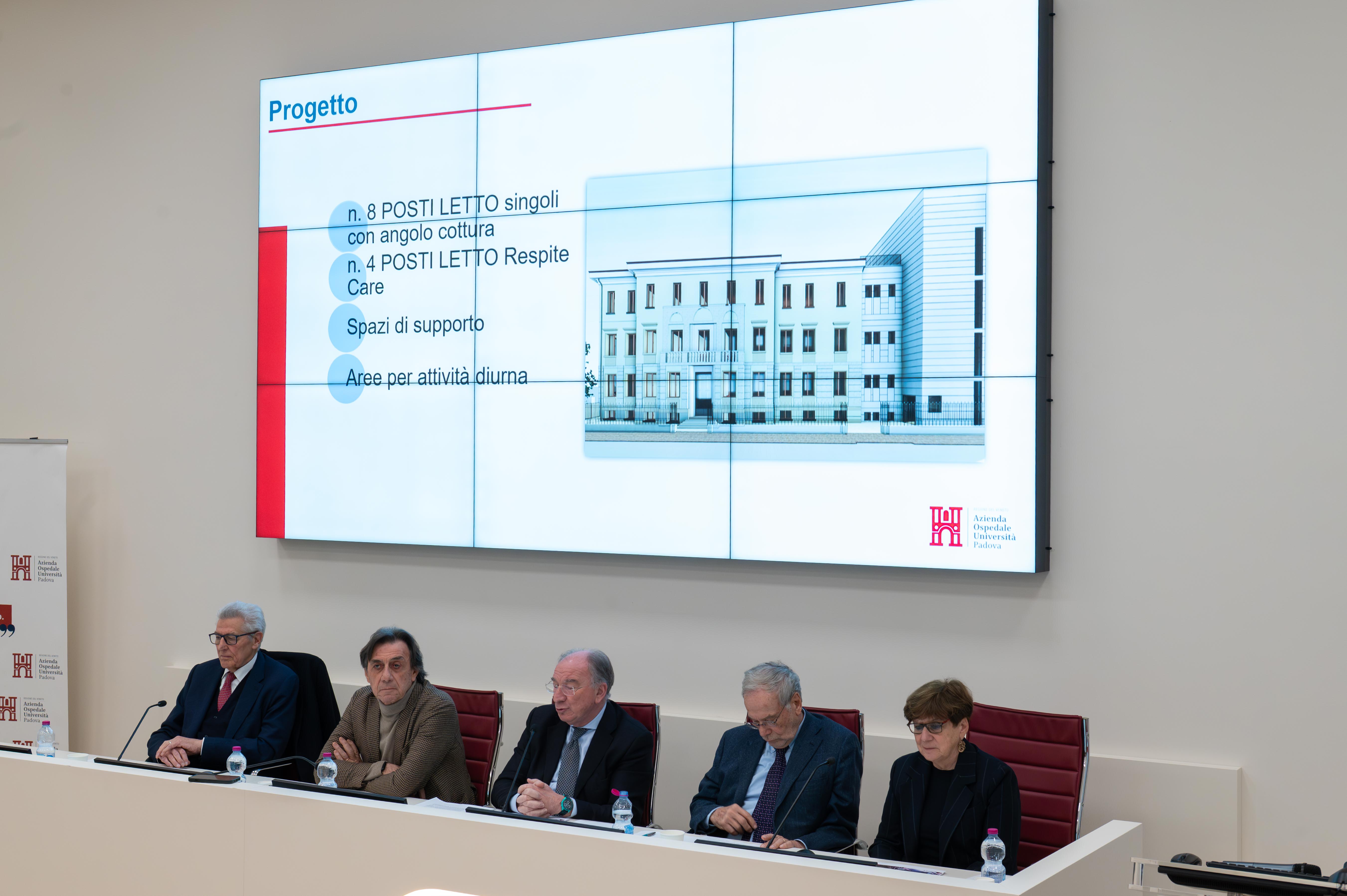 Personalità alla conferenza con slide del Progetto