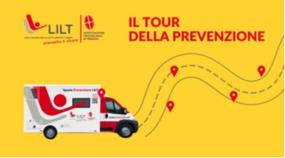 Titolo evento + immagine di un furgone che per percorre una pista immaginaria e a curve - stile fumetto