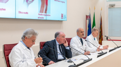 Medici al tavolo della conferenza