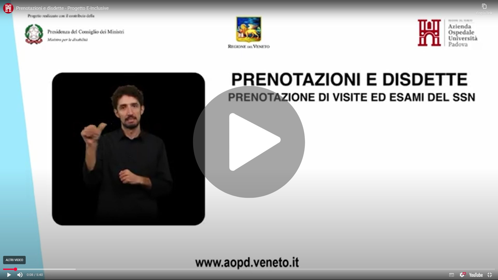 Testo e uomo che sta comunicando in LIS